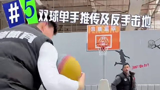 #篮球 #日常训练 #一分钟干货教学 
两人运传球训练系列
｜运球地滚半勾手传球
｜两次运球单手推传