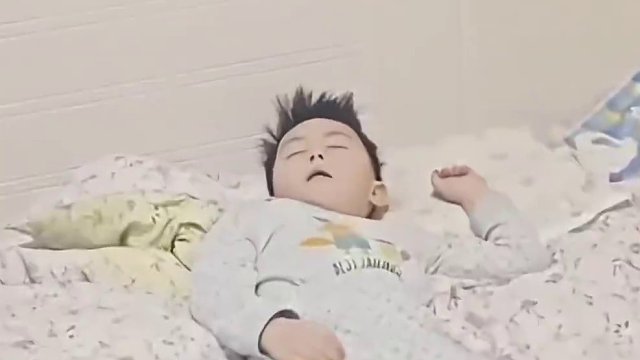 小孩哥：我都说睡着了！现在信了吧（来源：有两下）