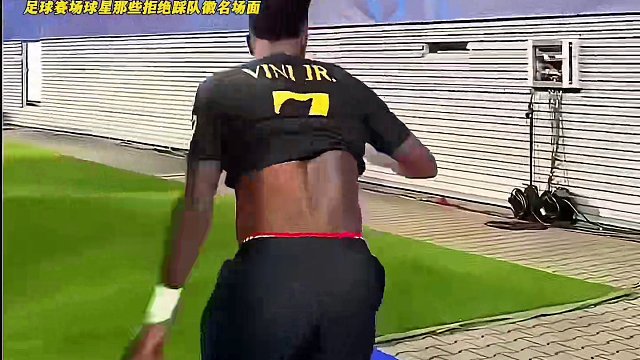 足球赛场球星那些拒绝踩队徽暖心瞬间，这就是足球赛场应该有的尊重吧！球王C罗真的太伟大了#dou来足球