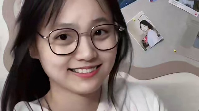 回复 @迷路的小马可的评论 “阳光，迟到，操场，校服，背影，偷瞄，食堂，小卖部，下课，对视，躲闪，篮