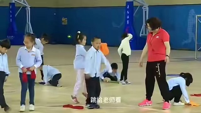 新课标体育课小学立定跳远创新性教学七步曲，新课标体育教学基本部分#立定跳远#新课标#体育优质课#体育