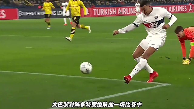 足球赛场极具体育精神的名场面解围瞬间，真的太励志了#dou来足球季 #足球的魅力