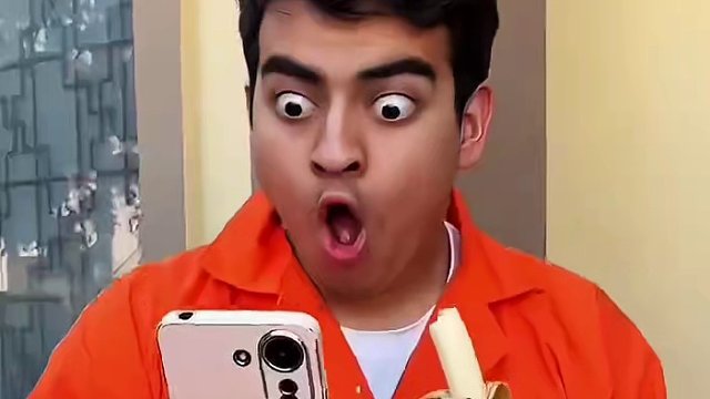 剪头发的奇葩方法，最后让人太意外了！#看一遍笑一遍 #万万没想到 #老外迷惑行为 #老外真会玩 #这