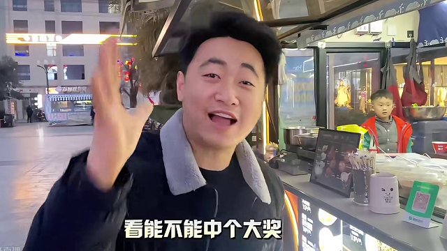 挑战12块钱酸辣粉让二年级小朋友帮我刮20元刮刮乐，酸辣粉太香了#酸辣粉 #陇南赵