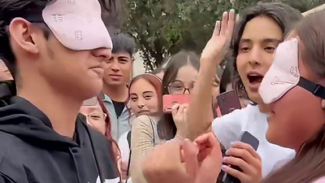 街头挑战，陌生人默契配对。#街头挑战 #老外真会玩