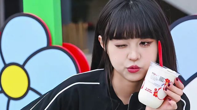 #春天偶遇十米高的簪花雪王  #雪王是懂春日浪漫的  好会打扮啊 现在都穿上簪花装扮了~