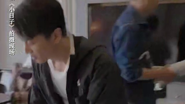 #陈晓 穿浴袍做俯卧撑，主打一个出其不意！#电视剧小日子  #小日子 #电视剧 #新剧来袭