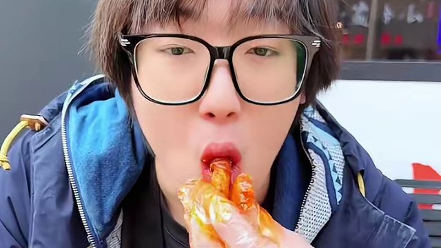 你们知道吃掉这一整个软糯脱骨的虎皮红油冒肘子有多快乐吗？！#以川冒烤鸭 #西溪天街美食推荐 #成都冒