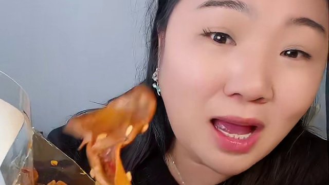 湖南的零食也太辣了吧！！这个香辣鸭脆肠QQ弹弹！卤的也相当入味,太过瘾了！！#鸭肠#解馋小零食