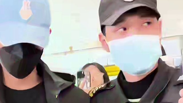 安保大哥直接变身警察#张晚意 #好笑 #机场