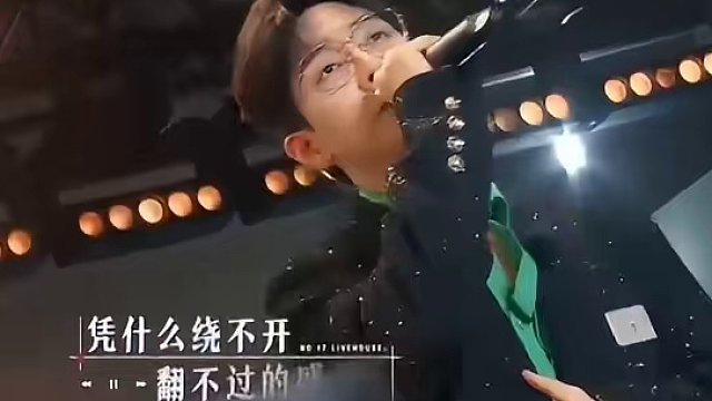 #胡夏唱想你时风起虐中带甜 痛，太痛了！已经脑补出一场青春be大戏了！