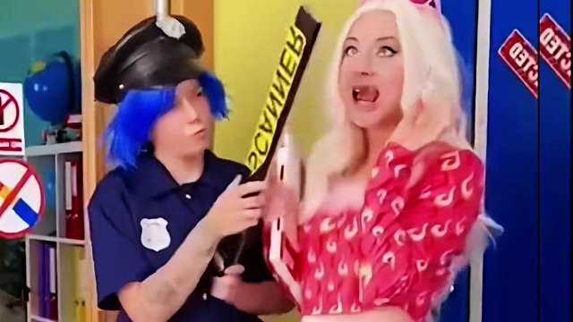 把牙签上沾满口红，这样居然也可以涂嘴唇！ #搞笑视频 #搞笑配音 #搞笑