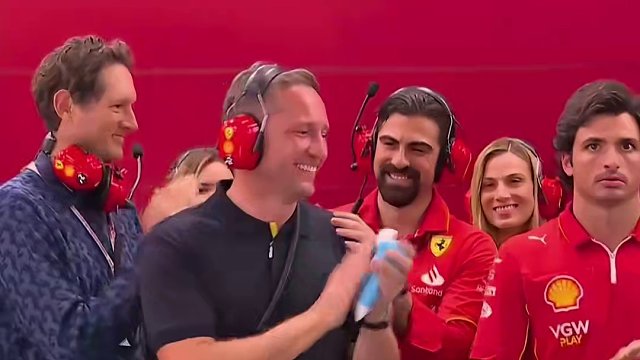 你注意到全程在车库中观看儿子比赛的“大比尔曼”了吗？ #f1 #比尔曼