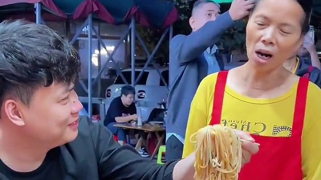 帅哥要三口吃完这盆螺蛳粉！#螺蛳粉