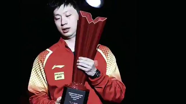 什么奖杯这么重把双下巴都给举起来了哈哈哈哈，还是恭喜男双冠军！！#国乒 #马龙 #林高远 #wtt新