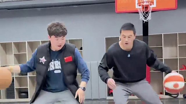 #篮球 #日常训练 #一分钟干货教学 
双人球性互动强化系列
｜过桥运球圈运球横移
｜交替胯下推球变