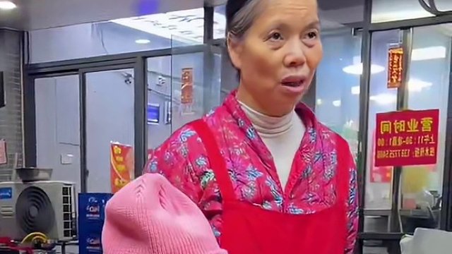 新加坡美女挑战3两螺蛳粉！你觉得能挑战成功吗？#螺蛳粉