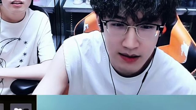 惊现阴阳头跳跳豚，给大伙都整乐了 #逆水寒 #逆水寒手游 #我浮夸真的要强 #浮夸