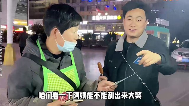 假装自己一天没吃饭，跟摊位阿姨要一根香肠，看能不能成功？#甘肃麻辣烫 #什么好吃的美食可以推荐 #陇