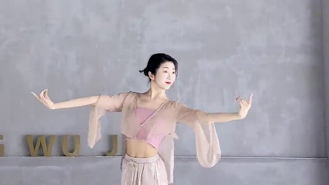 她唱着：他乡遇故知，一步一句是相思 