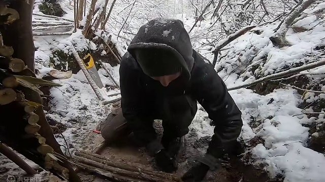 在雪中搭建庇护所 #荒野建造 #野外建造 #庇护所