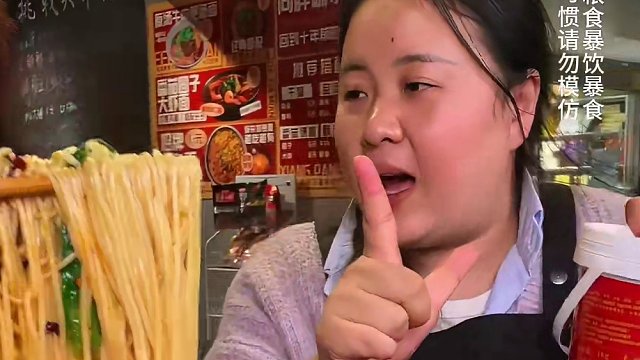 吃了两个葱油饼还能吃下一斤小面吗？#这一碗好过瘾 #重庆美食 #妈呀太香了