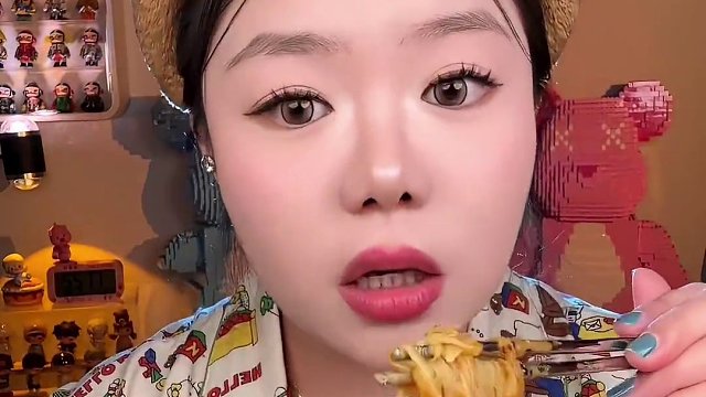 黏黏糊糊的咋这么好吃呢#土豆泥泥面 #速食美食 #零食测评