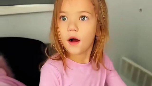 父女久别重逢却发生意外，结局真是万万没想到！#万万没想到 #搞笑视频 #搞笑配音 #搞笑