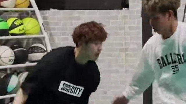 第1球：蜘蛛运球→胯下误导背运→CrossOver急停干拔。
第2球：反胯震荡→体前震荡→背拉急停胯