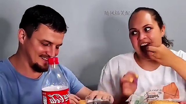 男子喝牛奶被儿子恶搞，结局让人太意外了！#看一遍笑一遍 #沙雕老外 #这操作都看傻了 #老外真会玩 