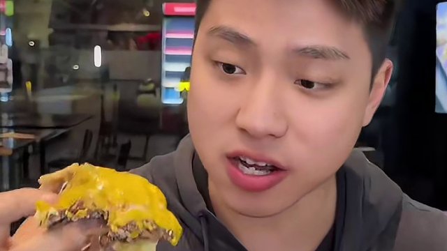 墨尔本30块的自助，老外直接给我安排了个8层的汉堡#汉堡 #自助餐 #妈呀太香了