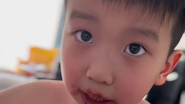 努力干饭 油萌到底#干饭宝宝上线 #尿不湿车神 #谁家的孩子这么爱干饭 #妈呀太香了