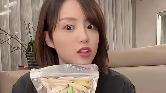 网上很火的越南零食好吃吗～#零食推荐 #吃货日常 #追剧小零食