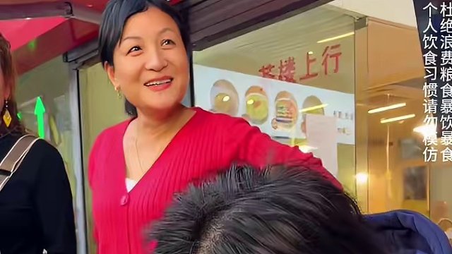 妈妈带着刚满18岁的女儿来挑战4两重庆小面，女儿懵懵懂懂太可爱了#重庆小面 #重庆美食 #这一碗好过
