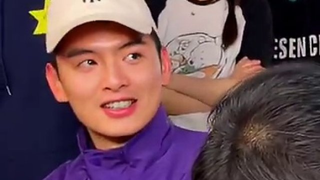 带着女儿老公来挑战的阿姐挑战4两小面，扬言3分钟吃完能成功吗？#重庆美食 #这一碗好过瘾 #妈呀太香