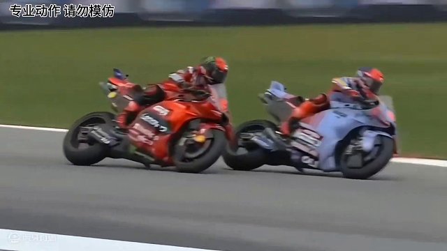 马奎斯和巴格尼亚入弯发生碰撞，双双摔出赛道。#motogp #93号马奎斯 #专业动作请勿模仿
