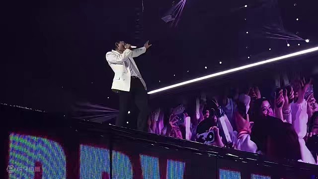 听说张杰每次演唱会，唱这就是爱都会有人求婚？#音乐现场 #音乐 #这谁顶得住啊 #张杰 #这就是爱