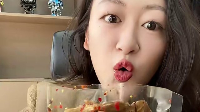 湖南的零食也太辣了吧！！这个香辣鸭脆肠QQ弹弹！卤的也相当入味,太过瘾了！！#鸭肠#解馋小零食