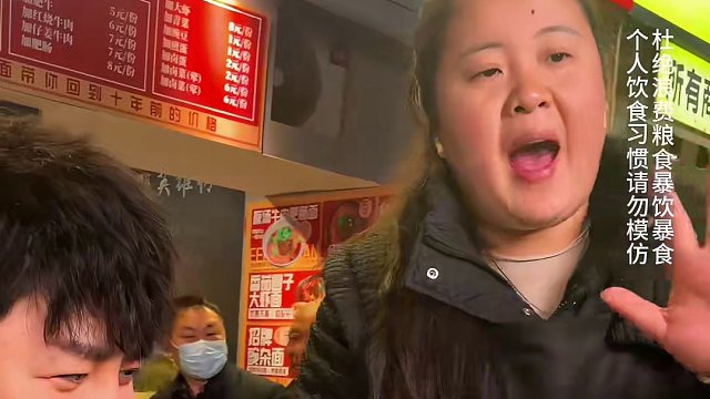 帅哥现场直播挑战一斤小面，边吃边互动震惊现场观众#重庆小面 #重庆美食 #这一碗好过瘾