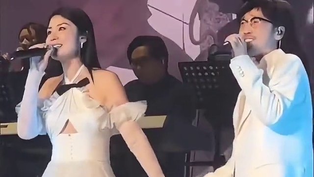 周传雄 助阵陈慧琳上海演唱会，将现场气氛推向高潮，两人同台真是满满的感动，“#黄昏、#记事本”当年都