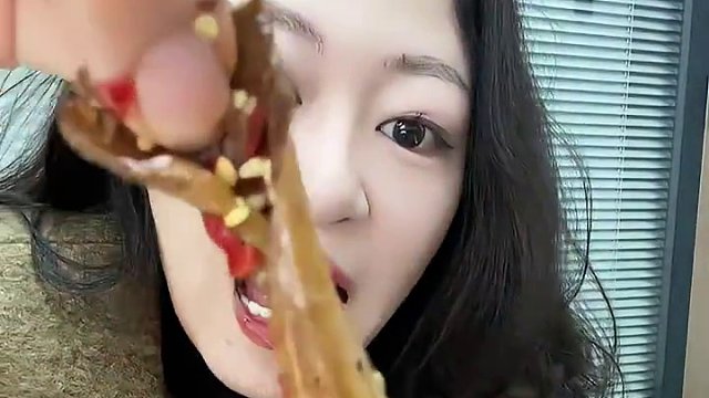 湖南的零食也太辣了吧！！这个香辣鸭脆肠QQ弹弹！卤的也相当入味,太过瘾了！！#鸭肠#解馋小零食