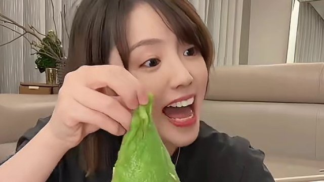 手撕超大阳光玫瑰！！#脆甜多汁 #水果 #甜瓜 #应季水果 #玉菇甜瓜