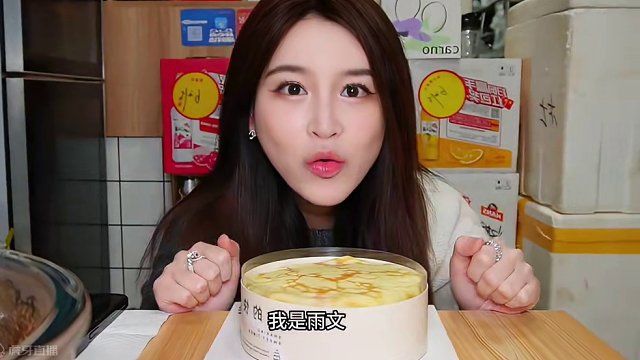 榴莲千层和爆辣螺蛳粉|雨文的西安夜宵茶
这家榴莲千层跟我本人一样有内涵，没有添加剂，摸着良心觉得好吃