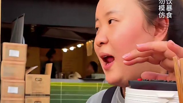 吃面不吃蒜，香味少一半！帅哥一边挑战一边吃蒜#重庆美食 #重庆小面 #这一碗好过瘾