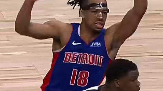 【爱德华兹无限♾️转身】我网卡了？ 爱德华兹突入禁区连续转身晃过防守后仰跳投命中️#爱德华兹