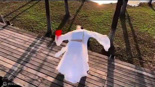 在江湖之上，谁不曾流浪#逆水寒手游 #逆水寒莲花楼联动 #逆水寒红绸剑舞 #变装 #剑舞