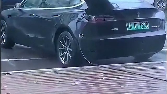 电车充电时到底怕不怕水淋？
