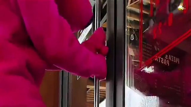 粉色玩具狗喝奶茶出意外，结局让人万万想不到！#看一遍笑一遍 #意想不到的结局 #万万没想到 #沙雕老