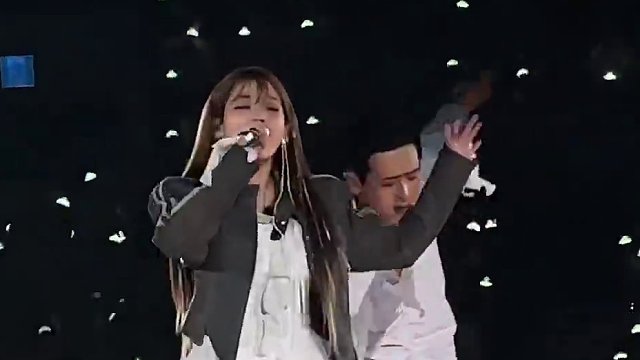 #iu #iu李知恩 人生建议：一定要去看一场iu演唱会