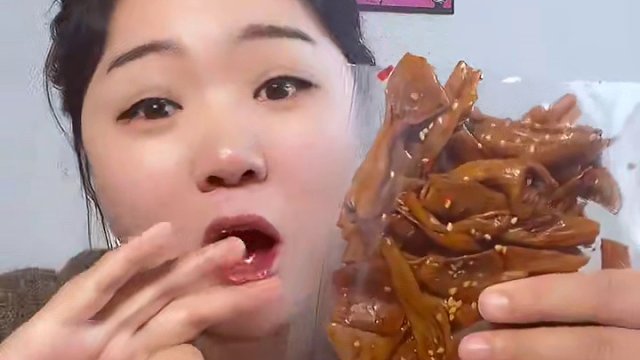 吃起来嘎嘣脆的香辣鸭脆肠，有香辣山胡椒2种口味，太好吃了！#无辣不欢的吃货#追剧小零食